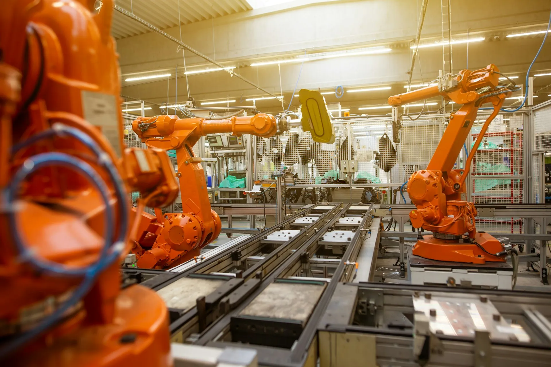 Brazos robóticos industriales en una cadena de montaje