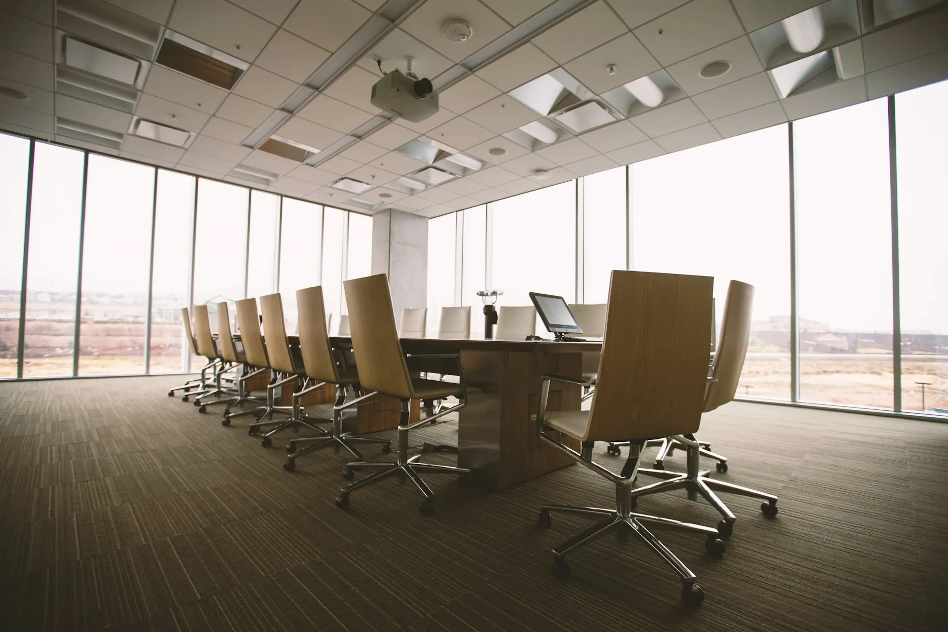 Sala de reuniones vacía con sillas alrededor de una mesa